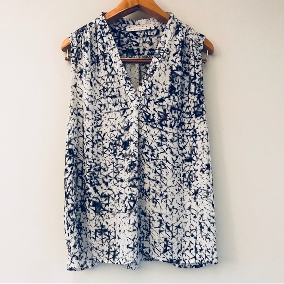 Violet + Claire abstract pattern sleeveless blouse - Picture 2 of 6